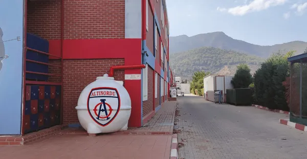 Altınordu FK logosu boyalı beyaz su deposu