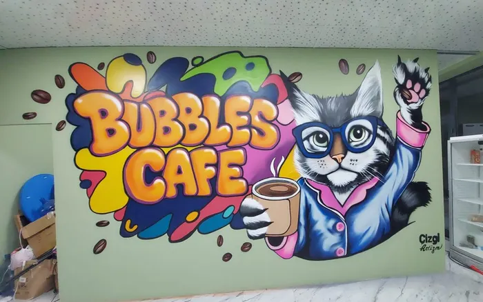 Bubbles Cafe için gözlüklü kedi ve kabarcık tipografili iç mekan duvar resmi
