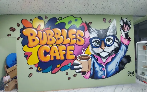 Bubbles Cafe için gözlüklü kedi ve kabarcık tipografili iç mekan duvar resmi