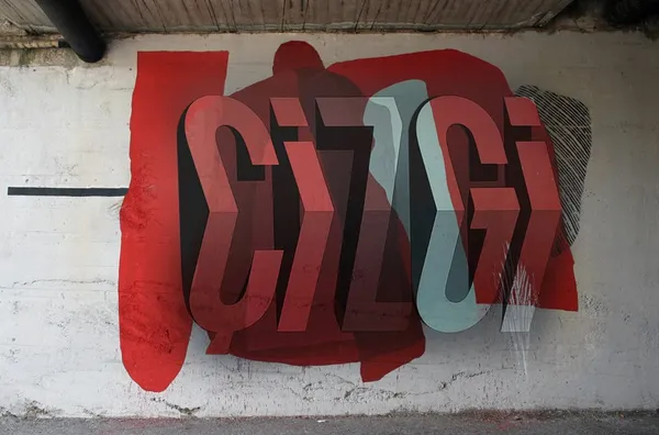 Beton duvara yapılmış üç boyutlu kırmızı ÇİZGİ tipografi graffitisi