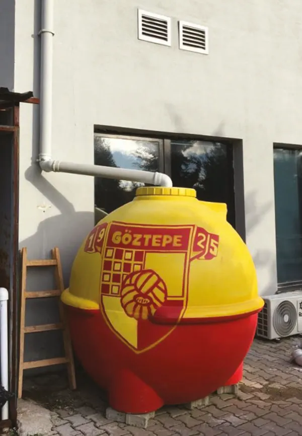 Göztepe SK logosu boyalı kırmızı-sarı su deposu