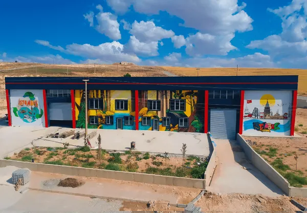 İstanbul temalı duvar resimleriyle kaplı fabrika binası cephesi