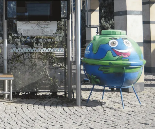 İzmir Büyükşehir için gülen yeşil dünya küresi maskot su deposu