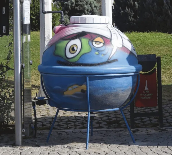 İzmir Büyükşehir için mavi küre maskot su deposu
