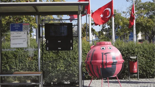 Kırmızı su deposu, İzmir otobüs durağı