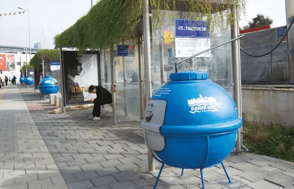 Sünger Kent İzmir logolu mavi maskot su deposu, otobüs durağı