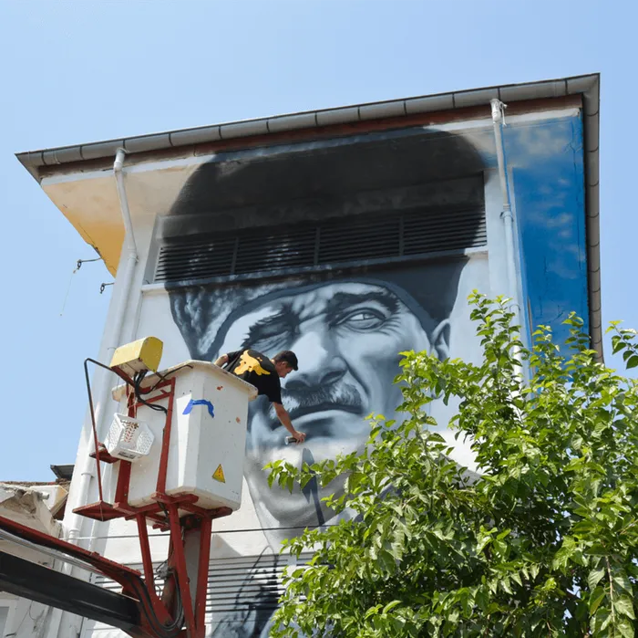 Sepetli vinçten çalışılan kalpaklı Atatürk portresi duvar resminin yapım aşaması