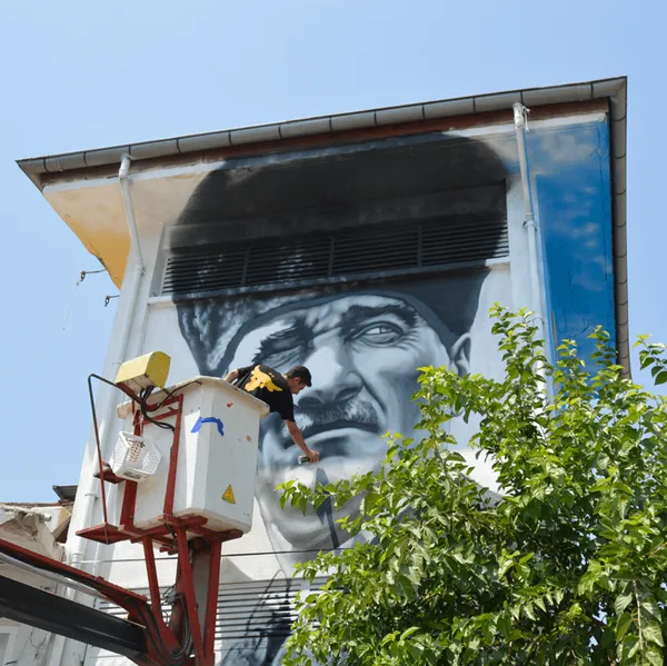 Sepetli vinçten çalışılan kalpaklı Atatürk portresi duvar resminin yapım aşaması