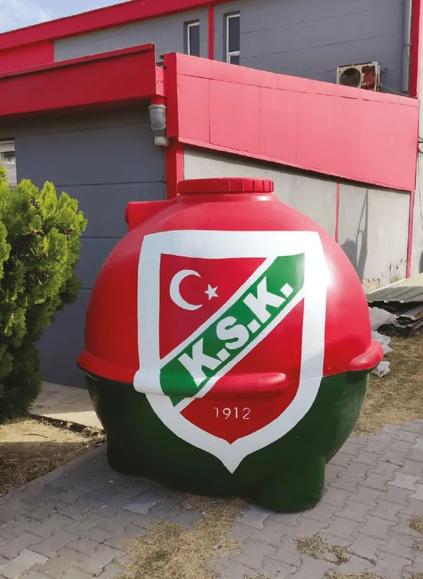 Karşıyaka SK (K.S.K. 1912) logosu boyalı kırmızı-yeşil su deposu