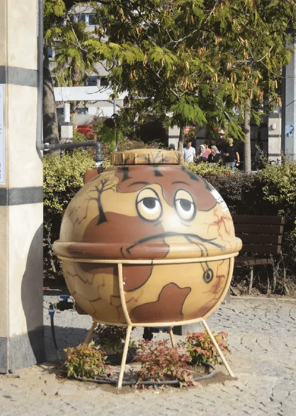 Kestane rengi yüzlü karikatür su deposu boyaması