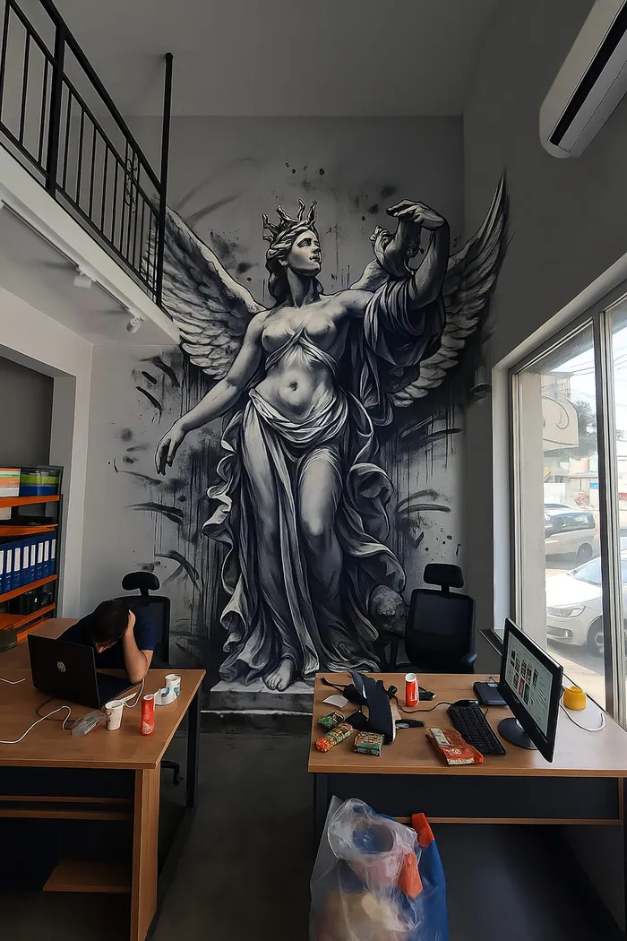 Ofis duvarına yapılmış kanatlı melek heykeli temalı duvar resmi