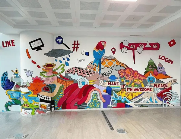 Ofis iç mekanında sosyal medya temalı renkli mural